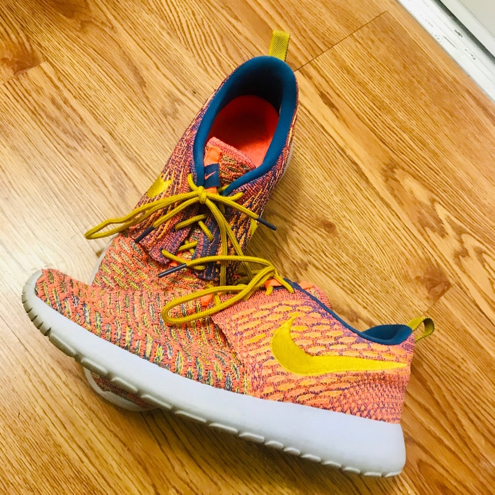 NIKE * ROSHE SHOES